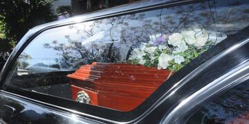 DYN07, BUENNOS AIRES, 30/08/2011, LOS RESTOS DE NICOLAS MANCERA SON LLEVADOS AL UN CEMENTERIO PRIVADO DE PILAR\u002E FOTO:DYN/PABLO AHARONIAN\u002E buenos aires nicolas pipo mancera velatorio de nicolas pipo mancera sepelio conductor television restos del periodista