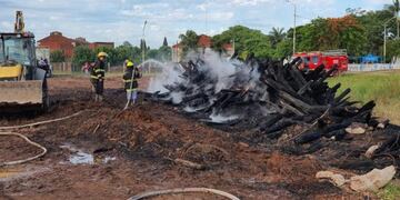 Enorme incendio en los galpones del ferrocarril