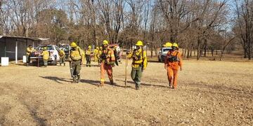 Unos 140 bomberos continúan trabajando entre Capilla del Monte y Charbonier\u002E (Foto: Gobierno de Córdoba)\u002E