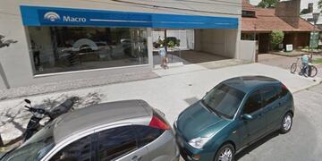 La víctima había ingresado a la sucursal del banco Macro en Eva Perón y Friuli\u002E (Google Street View)