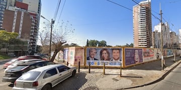 La manzana está casi desierta a excepción de los departamentos ubicados sobre la esquina de Colón y Avenida de la Libertad\u002E (Google Street View)