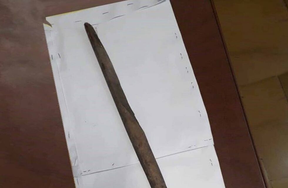 Intentó asaltar a un motociclista con un palo de escoba