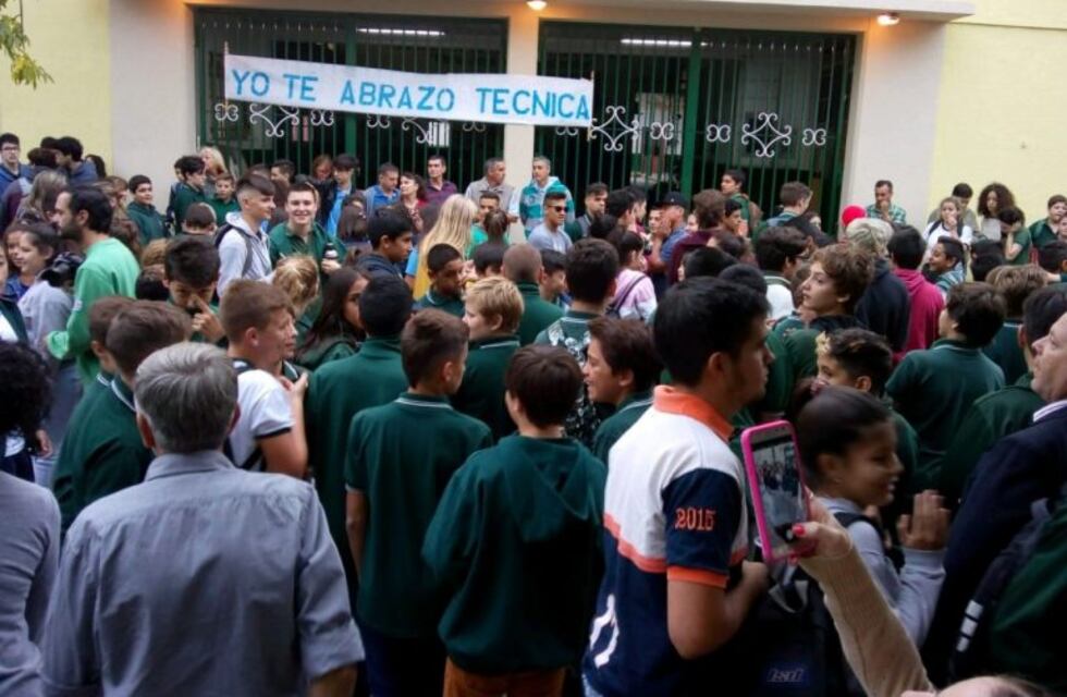 Abrazo simbólico a la Técnica Nº 2 por el estado deplorable del edificio