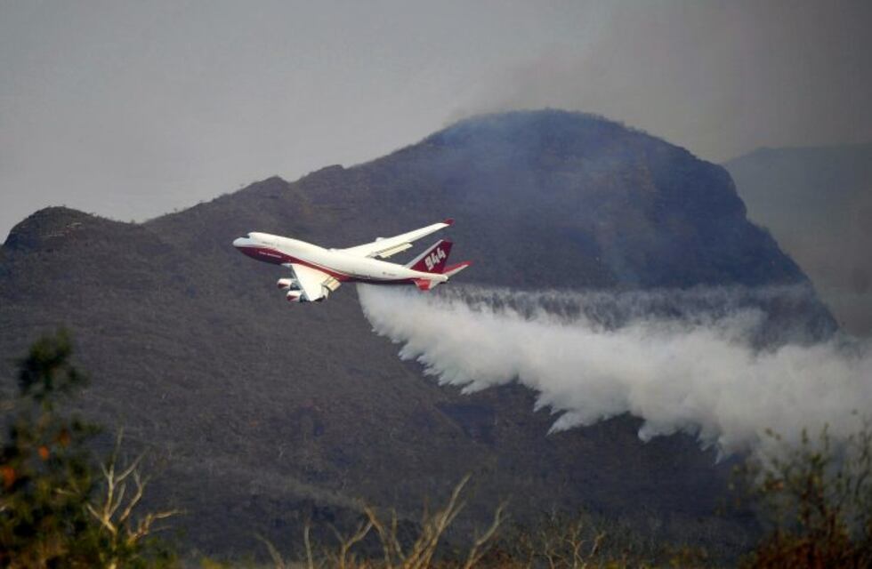 Bolivia ataca por cielo y tierra el voraz fuego en sus bosques