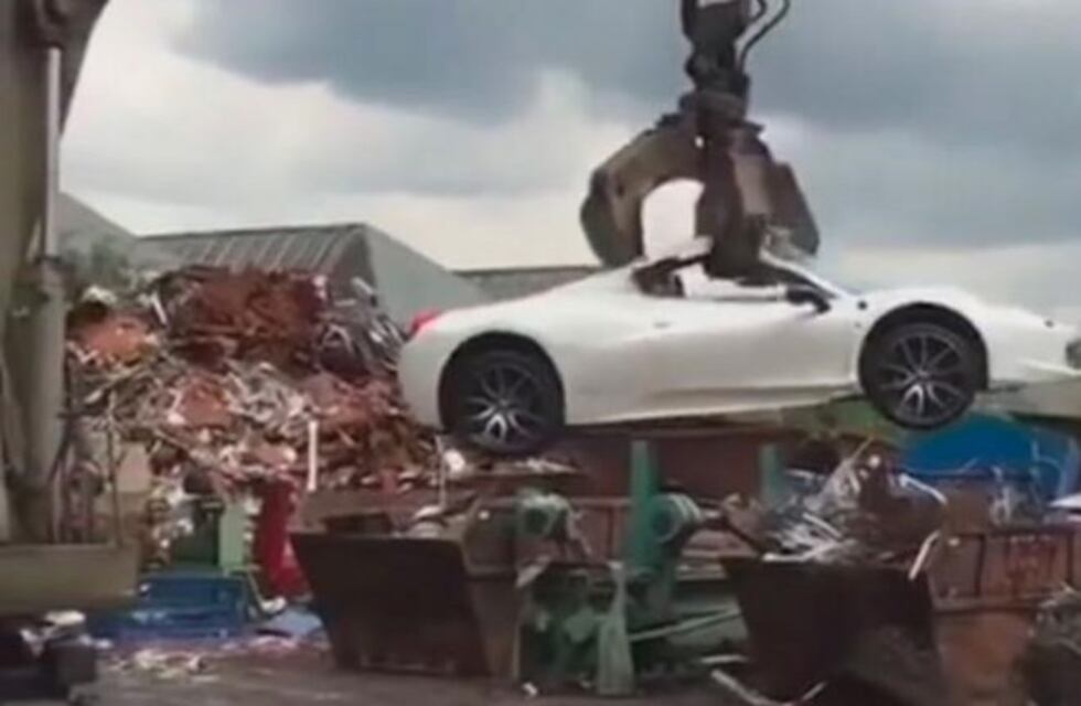 La policía destruyó una Ferrari de más de 7 millones de pesos porque no tenía seguro