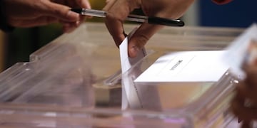 GRAF9269 MADRID, 28/4/2019\u002E- Los colegios electorales han abierto sus puertas a las 09:00 horas para recoger el voto de los casi 36,9 millones de electores que decidirán este domingo en los comicios generales el reparto de los 350 escaños del Congreso de los Diputados y los 208 del Senado durante la próxima legislatura\u002ETras la constitución de las mesas a las ocho de la mañana con la comprobación de que estaban los miembros necesarios y la lectura de los manuales, a las nueve de la mañana los electores han comenzado a acudir a las urnas, en una jornada que estará marcada por el sol y con temperaturas, en general, al alza en casi todo el país\u002E En la foto,un elector introduce su voto en la urna en el colegio Pinar del Rey\u002E EFE/Javier Lizón