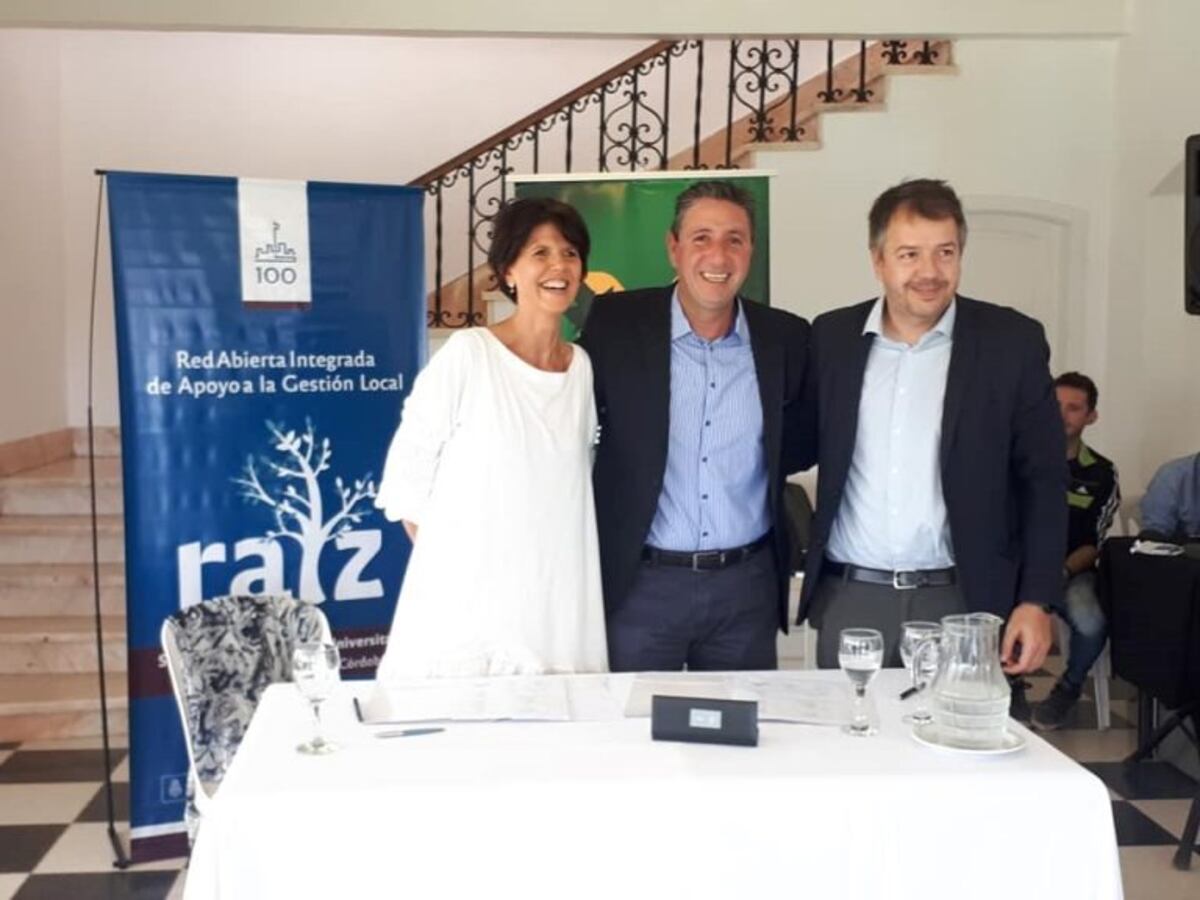 Daniel Salibi junto a las autoridades del Programa Raíz de la UNC\u002E