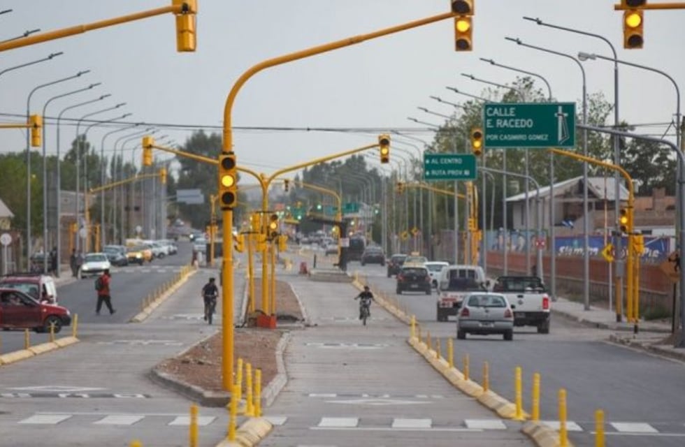 Transporte estuvo en el barrio Cuenca XV presentando el Metrobús