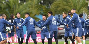 El Oreja Suárez será el acompañante de Messi y del Kun en la delantera Albiceleste\u002E