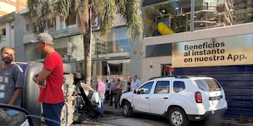El choque involucró a dos vehículos y uno terminó volcado en Pellegrini y Corrientes\u002E (@maxiibarra)
