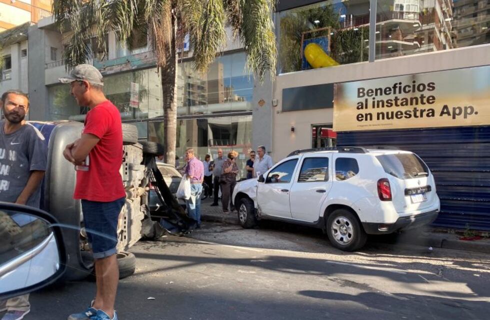 Choque, vuelco y una mujer atrapada en Pellegrini y Corrientes