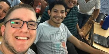 Julio Zurco en su elemento, rodeado de alumnos de la era digital a los que guiaba\u002E (Facebook)