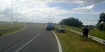 Moto derrapó con una mancha de combustible