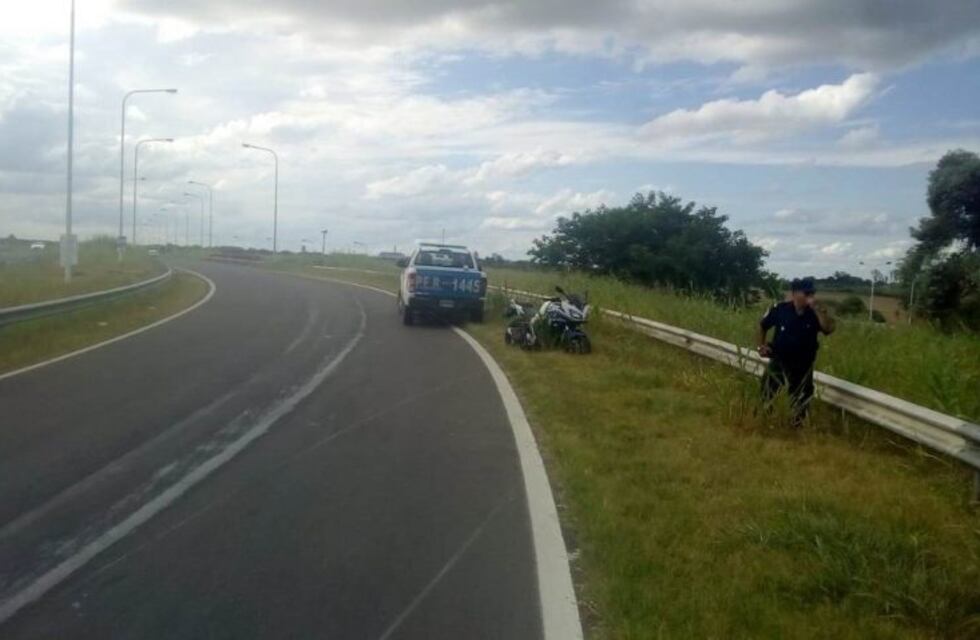 Mujer sufrió lesiones al derrapar la moto en que se conducían con un acompañante