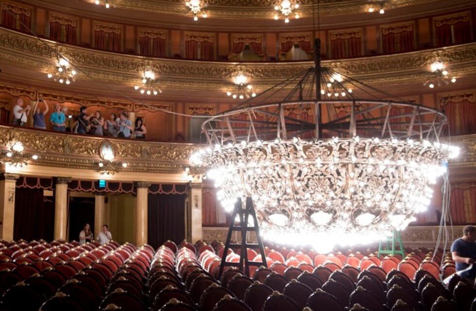 Así limpiaron la histórica araña del Teatro Colón