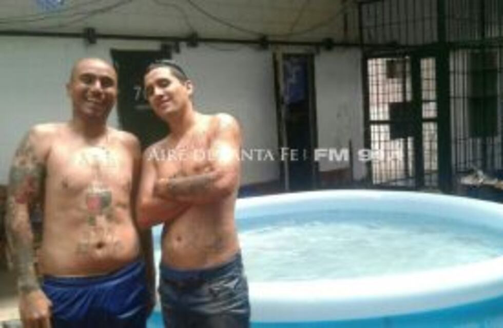 El ex líder de la barra de Colón se sacó fotos junto a la pileta del penal de Coronda