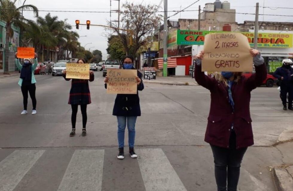 Protesta de médicos residentes del Hospital Infantil que no cobran desde hace dos meses