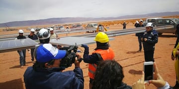 Operarios mostraron a los periodistas el proceso de montaje de los paneles solares\u002E