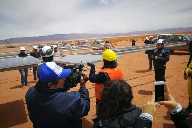 Operarios mostraron a los periodistas el proceso de montaje de los paneles solares\u002E