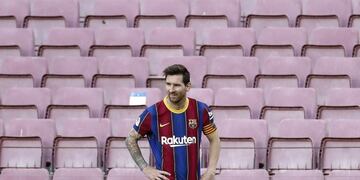 GRAF7172\u002E BARCELONA, 24/10/2020\u002E- El delantero argentino del FC Barcelona, Leo Messi, pensativo, se dispone a lanzar un corner, durante el partido de la Liga de fútbol jugado esta tarde en el Nou Camp contra el Real Madrid\u002E EFE/Andreu Dalmau