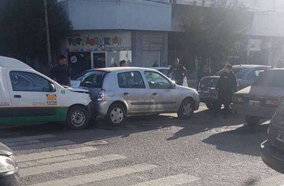 Choque en cadena involucró al menos a tres vehículos por avenida Savio