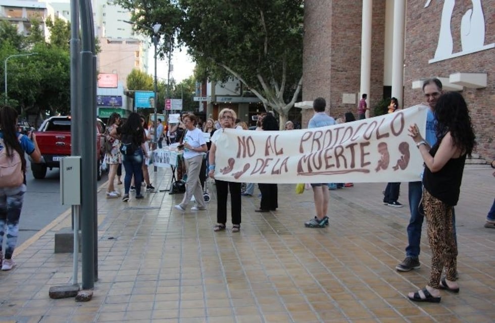 En San Juan marcharon para pedir la suspensión del protocolo ILE
