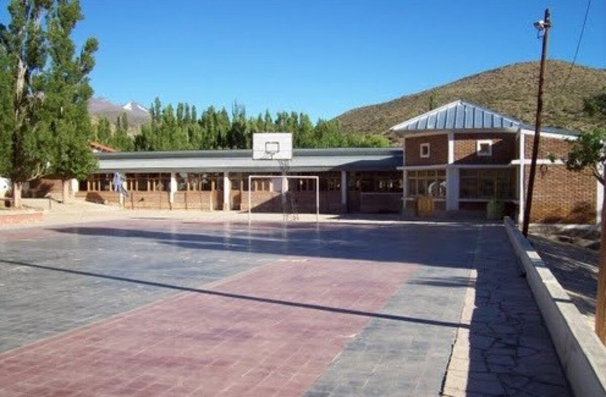 Los padres de los alumnos de la Escuela 8-443 de Nivel Primario, manifestaron públicamente que remuevan el director Bernardo Espinosa\u002E