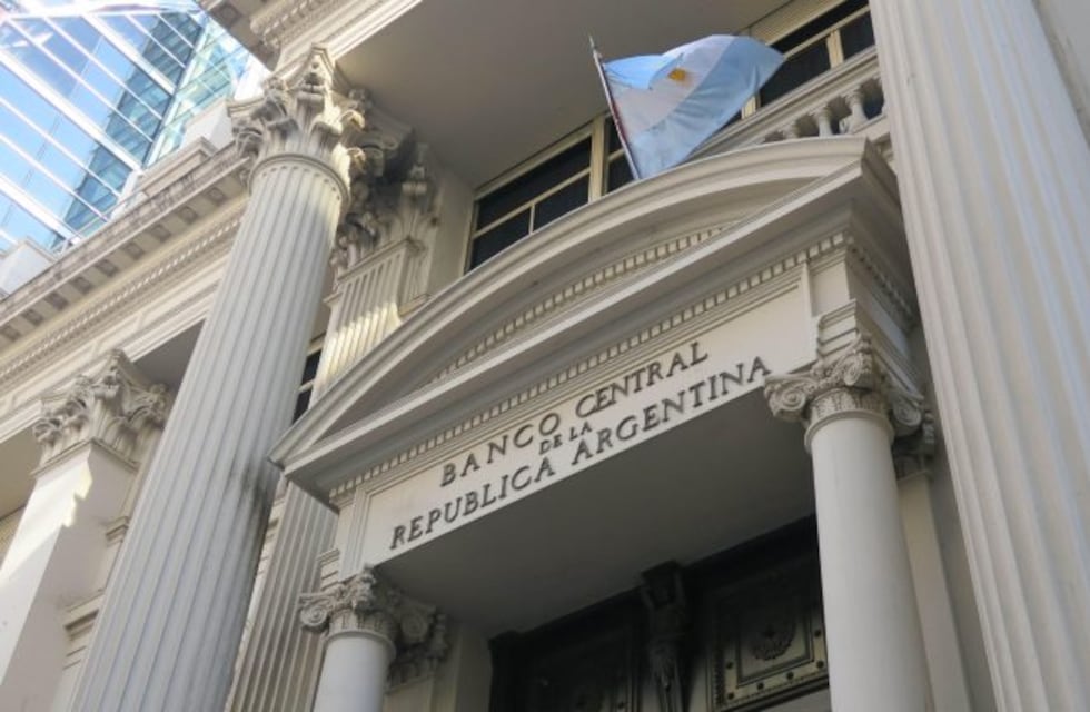 El dólar perforó el piso de la banda de no intervención y el Central puede comprar