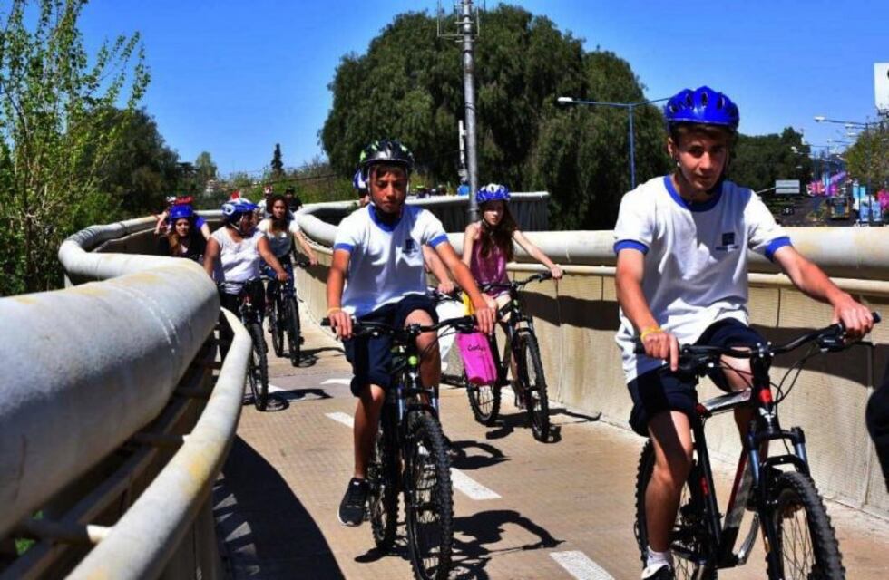 Regalan bicicletas a los abanderados en Godoy Cruz