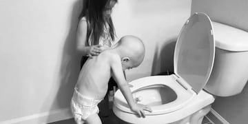 La historia detrás de la foto viral de la niña que asiste a su hermanito con cáncer