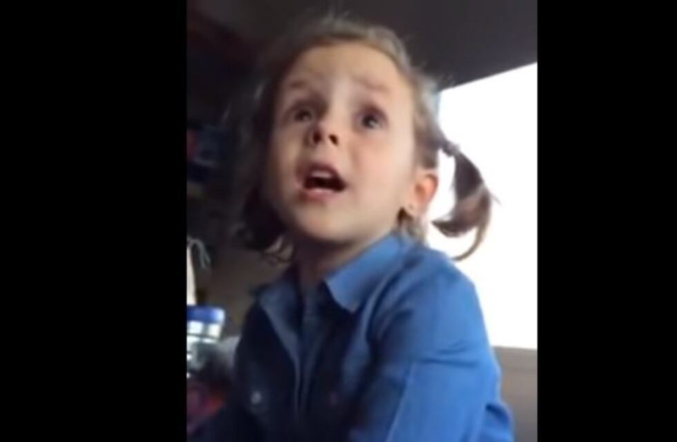 El tierno reto de una nena a su papá por insultar a los jugadores de Argentina