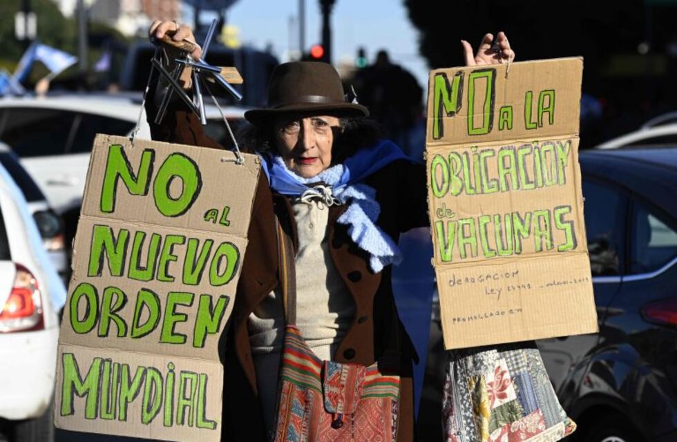 Anticuarentena: hicieron una manifestación en el obelisco con quema de barbijos