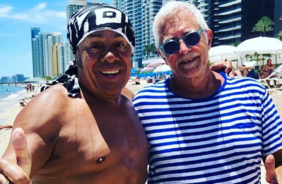 Otro Dj reconoció a la Mona Jiménez, se sacó una foto y lo mencionó a Diplo