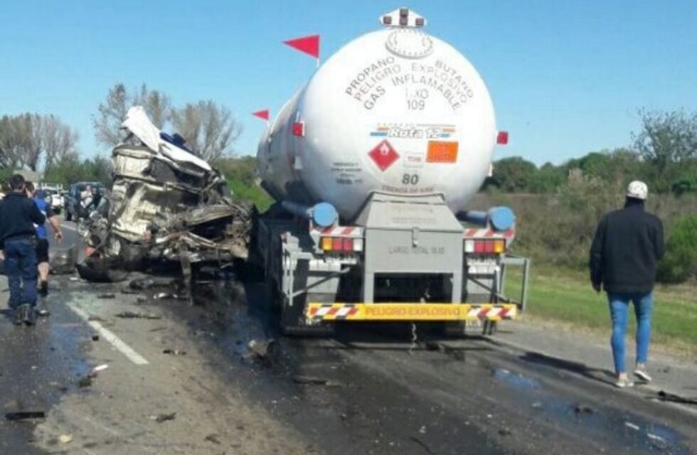 Camión tanque barrió con autos y un transporte cerealero en la autopista Rosario-Santa Fe