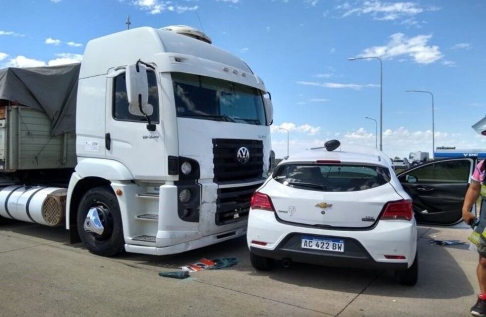 Colocó un cartón de parasol en el parabrisa y chocó contra un camión