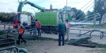 Miércoles de extracción de algas en el puente central de Carlos Paz\u002E (Foto: Municipal)\u002E