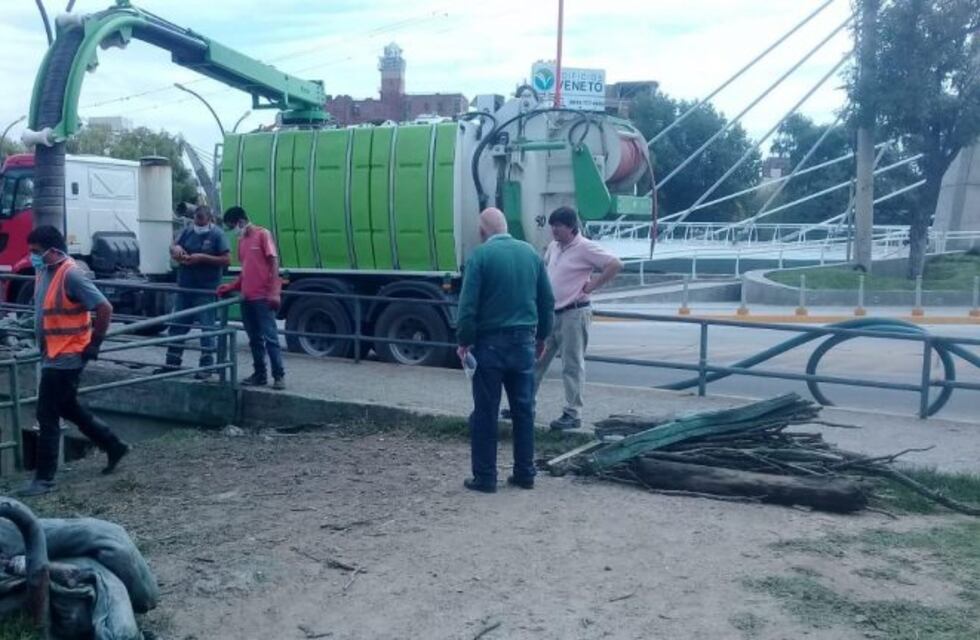 En plena cuarentena, continúan con la extracción de algas en Carlos Paz