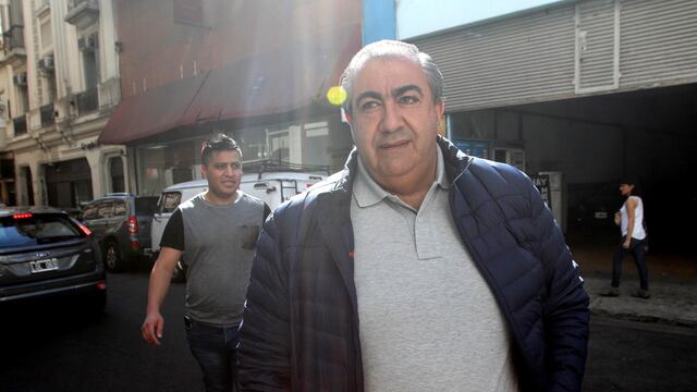 DYN44, BUENOS AIRES 27/09/16, INTEGRANTE DEL TRIUNVIRATO DE LA CGT  Hu00c9CTOR DAER (SALUD), ARRIBA A LA SEDE DE UPCN, PARA PARTICIPAR DE LA REUNION DE LA MESA CHICA.FOTO.DYN/EZEQUIEL PONTORIERO. ciudad de buenos aires hector daer reunion de la mesa chica de