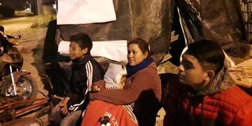 Paola Geréz junto a sus hijos (La Gaceta)