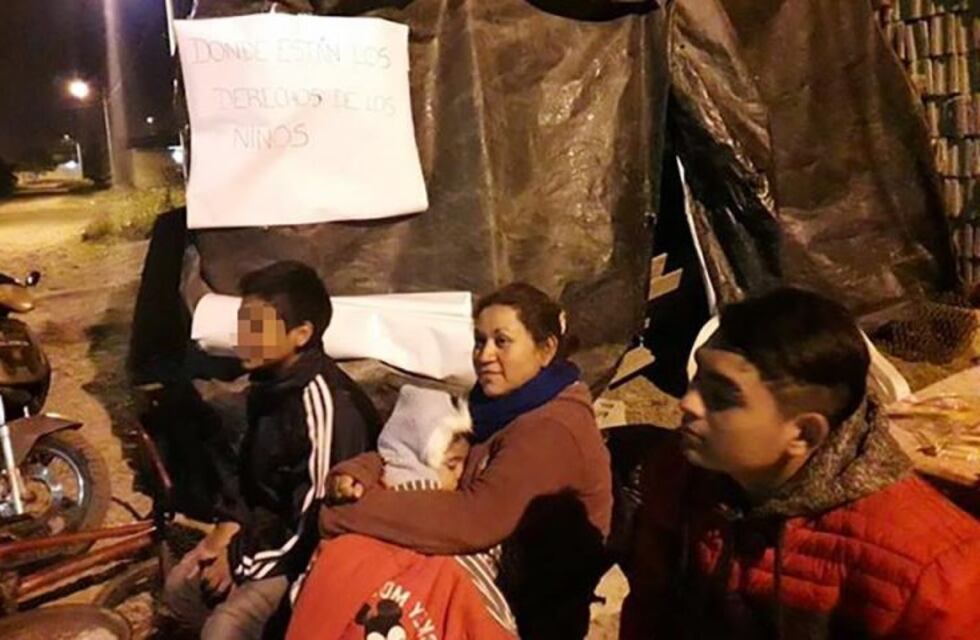 Mamá salteña se quedó sin casa y vive en la calle con sus hijos