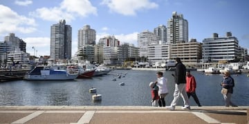 Personas pasean en Punta del Este\u002E (Xinhua)