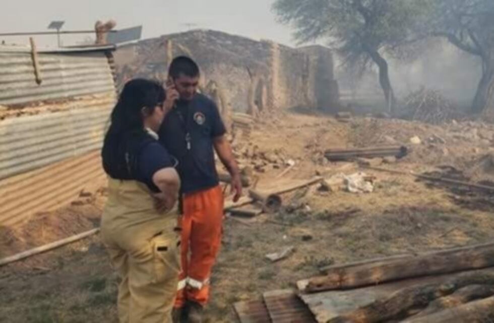 Continúan combatiendo el fuego en Bajo de Véliz y Los Chañares