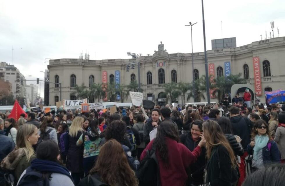 Docentes y estudiantes universitarios protestaron frente a Patio Olmos