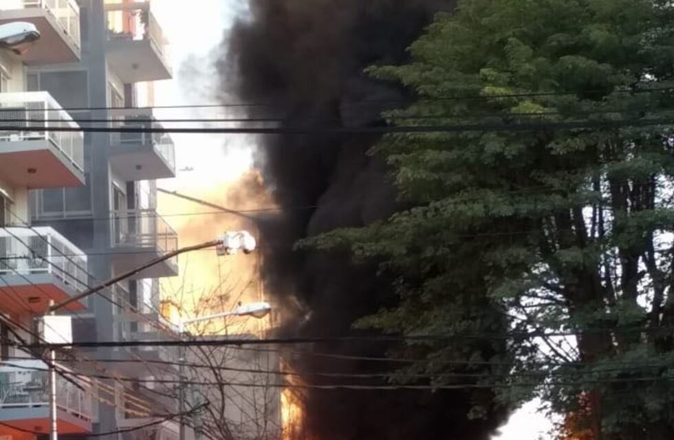El fuego se devoró un colectivo de la línea 365 en San Fernando
