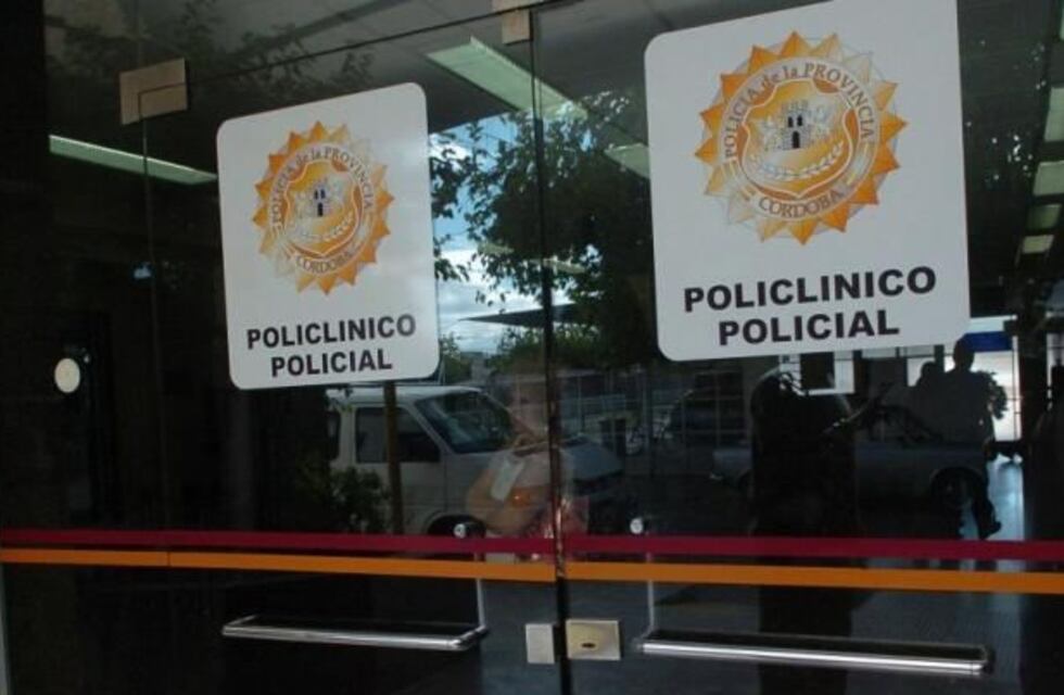 Un policía mostraba el arma a sus amigos y mató a uno