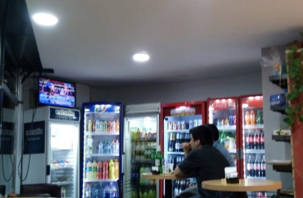 A dos manos: arrestaron a un joven con un par de pistolas en un minimarket del centro