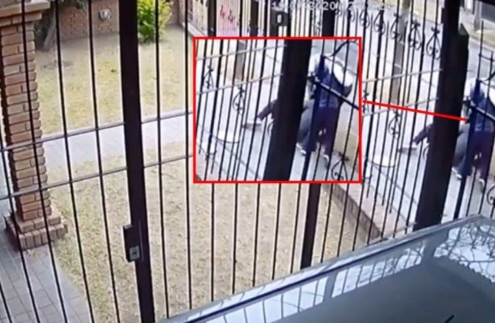 Video: niño le pegó al ladrón para defender a su madre