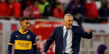 Gustavo Alfaro, sobre la ausencia de Tevez en el equipo titular: \