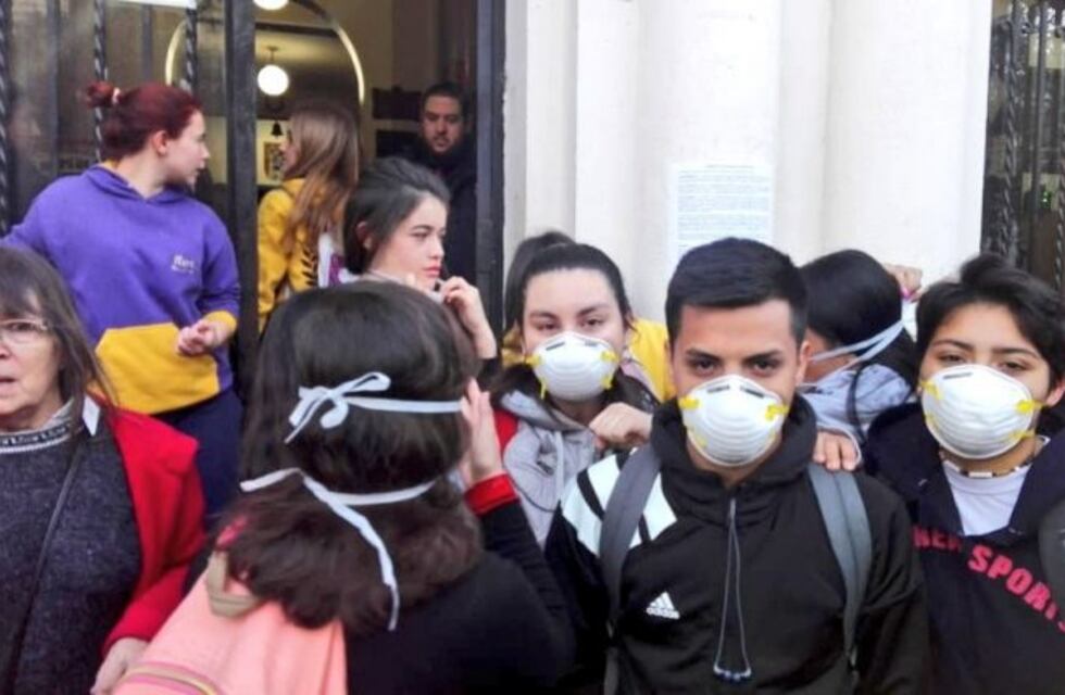 Protesta con barbijos en la puerta del colegio Garzón Agulla
