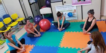 Embarazadas haciendo ejercicios de relajación y respiración en una sala especial del Hospital Samic \